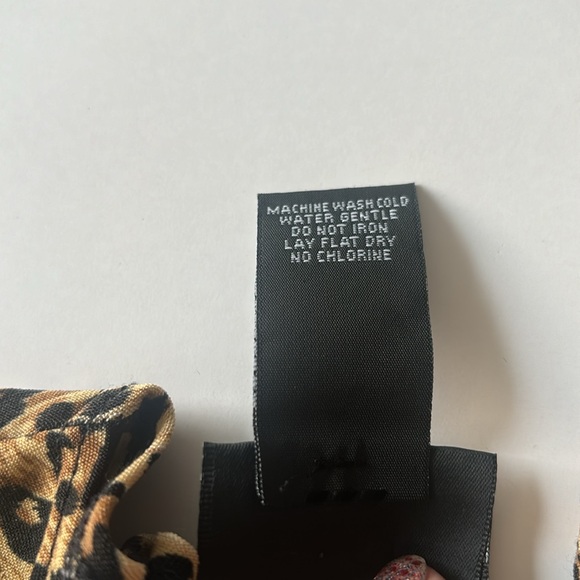 Leopard print twist top with built in black tank. Women’s size Medium - Picture 4 of 8